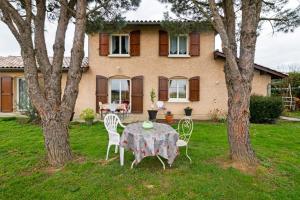 Maisons de vacances Maison de 4 chambres avec jardin clos et wifi a Saint Cyr sur le Rhone : photos des chambres