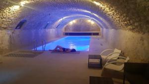 Maisons de vacances Demeure de 6 chambres avec piscine interieure jacuzzi et jardin clos a Vernou sur Brenne : photos des chambres