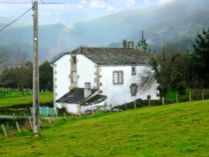 Charming house in Ourol with mountain view, large garden.