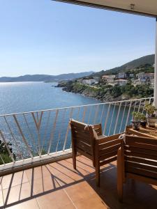 2 bedrooms appartement with sea view and furnished terrace at Llanca