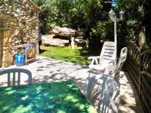 Maisons de vacances Maison d'une chambre avec piscine partagee terrasse amenagee et wifi a Pougnadoresse : photos des chambres