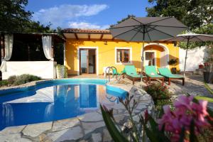 Charming villa with private pool near the sea and garden