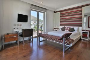 Cape Royale 1 Bedroom Luxury Apartments with Mountain View