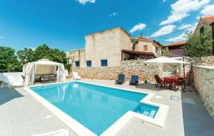 4 bedrooms villa with private pool enclosed garden and wifi at Jezera