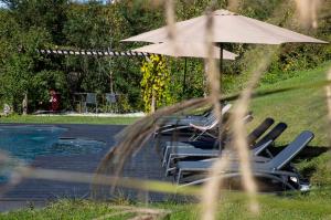 ROSTAGNI 1834 apt with pool in the Barolo region