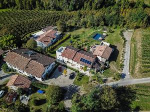 ROSTAGNI1834: VILLA WITH 2 APTS AND POOL IN THE BAROLO REGION