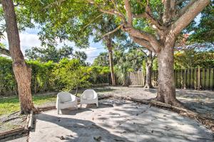 Breezy Coastal Retreat with Yard, 3 Mi to Palm Beach