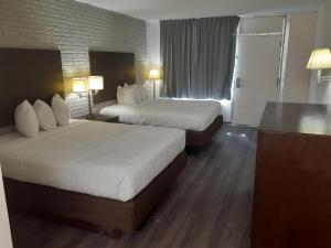 Queen Room with Two Queen Beds - Non-Smoking room in Rodeway Inn & Suites Wilmington North