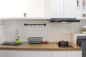 Modern Chic Studio Room at Grand Asia Afrika Apartment By Travelio