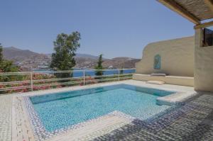 Suite With Private Pool and Sea View