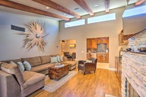 Dtwn Palm Springs Condo BBQ, Pool, Fire Pit, etc!