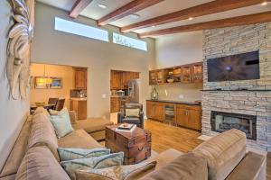 Dtwn Palm Springs Condo BBQ, Pool, Fire Pit, etc!