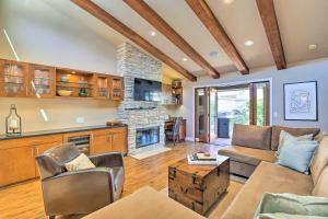 Dtwn Palm Springs Condo BBQ, Pool, Fire Pit, etc!