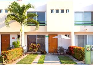 Family Home close to the Beach, Vidanta, Aqua Adventures with Pool & Parking