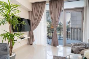 HiGuests - Chic Apt with Balcony and Pool near Burj Khalifa