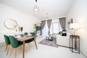 HiGuests - Chic Apt with Balcony and Pool near Burj Khalifa - Hôtels 3 étoiles à Dubaï