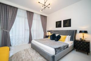 HiGuests - Chic Apt with Balcony and Pool near Burj Khalifa