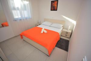 Apartment 2 with the swimming pool