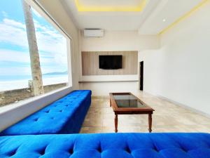 77 Sunset Plaza