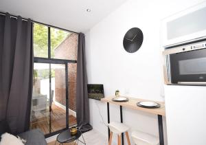 Appartements HYPER CENTRE VALENCIENNES - WIFI - TERRASSE - TRAMWAY - leRelaisdOdile2 : photos des chambres