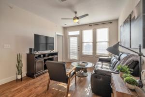 Apartment room in Curated Comfort with Riverwalk Access and Resort Style Pool