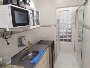 Guarujá Enseada - Apto 200m da praia - 02 dorm. Wi-fi + AR + Estacionamento