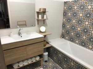 Appartements Appartement climatise F3 proche plage port et aeroport : photos des chambres