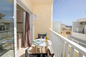 Summer Breeze Comfort Sunny Apartments close to the sandy beaches - by Getawaysmalta - 4hvězdičkové hotely ve městě Mellieħa