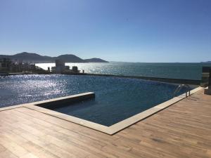 apartamento design com piscina e vista espetacular