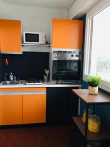 Appartements Bleu Sale - F2 Courseulles avec balcon : photos des chambres