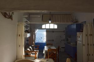 Captain's Boathouse, Klima Beach Milos Greece