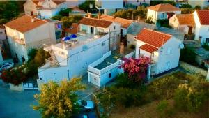 Apartment up to 8 people with sea view from roof terrace