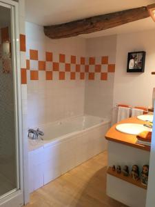 B&B / Chambres d'hotes Logis De La Melissiere : Suite Familiale