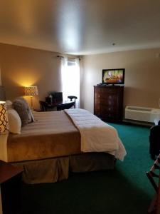 King Room with Mountain View - Pet Friendly room in The Seaside Oceanfront Inn