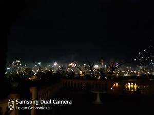 деревянный котеж The 1 с выдом на город