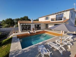 Modern Villa with 4 bedrooms and pool near Pula