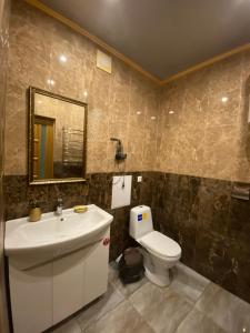 вул Роксолани , 16 центр 300 м до бювету