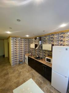 вул Роксолани , 16 центр 300 м до бювету