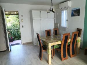 Appartement classé 3 étoiles au 1er étage dune maison avec jardin dans un quartier calme