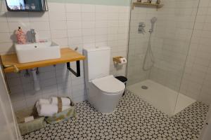 LA MOMA Apartments & Room