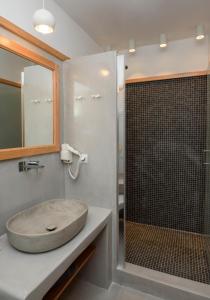 Theasis Suites