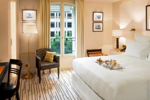 Junior Suite with City View room in Hotel Montaigne