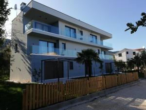 3 Bed Flat - Sleeps 6 - Garden - Parking - Wifi