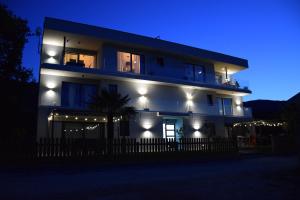 3 Bed Flat - Sleeps 6 - Garden - Parking - Wifi