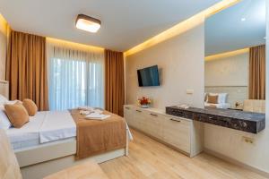 Standard Triple Studio room in Luxury Apartments Queen