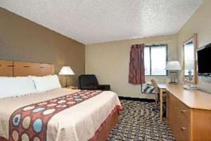 Room #51696312 room in Super 8 by Wyndham Melrose