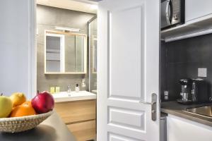 Cosy Mezzanine Studio in the Heart of Paris (4)