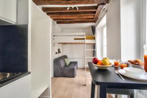 Cosy Mezzanine Studio in the Heart of Paris (4)