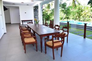 Iain Lake Winds Villa