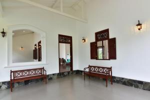 Iain Lake Winds Villa
